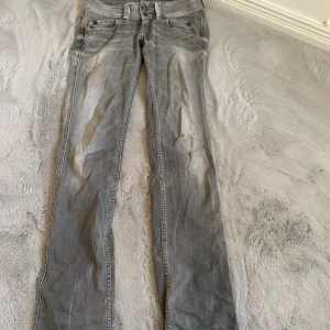 Pepe jeans  - Lägger upp igen då en tjej råka trycka på köp nu!! Säljer dessa sjukt snygga Pepe jeansen som sitter perfekt🙏🏼tyvärr kommer dom inte till lika mycket användning längre😔Ny pris är ungefär 1000 och jag säljer för 500❤️Kom privat om du har frågor eller annat💓