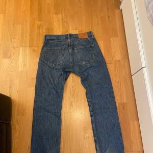 Säljer dessa Levis jeans eftersom de blivit för små för mig. De har kommit till användning men är fortfarande i ett bra skick. Skicka in era bud!