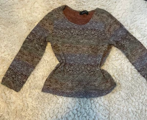 Långärmad tröja - Superfin långärmad tröja med blommönster som skimrar lite i ljuset. 