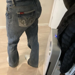 BLEND jeans lågmidjadr - Lågmidjade utsvängda jeans. Snygg ficka på rumpa. Bootcut
