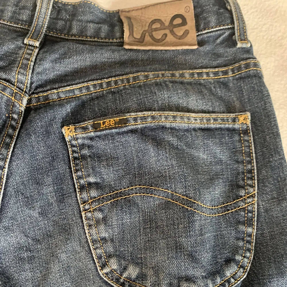 Säljer dessa snygga Lee byxor i bra skick. Jeans & Byxor.