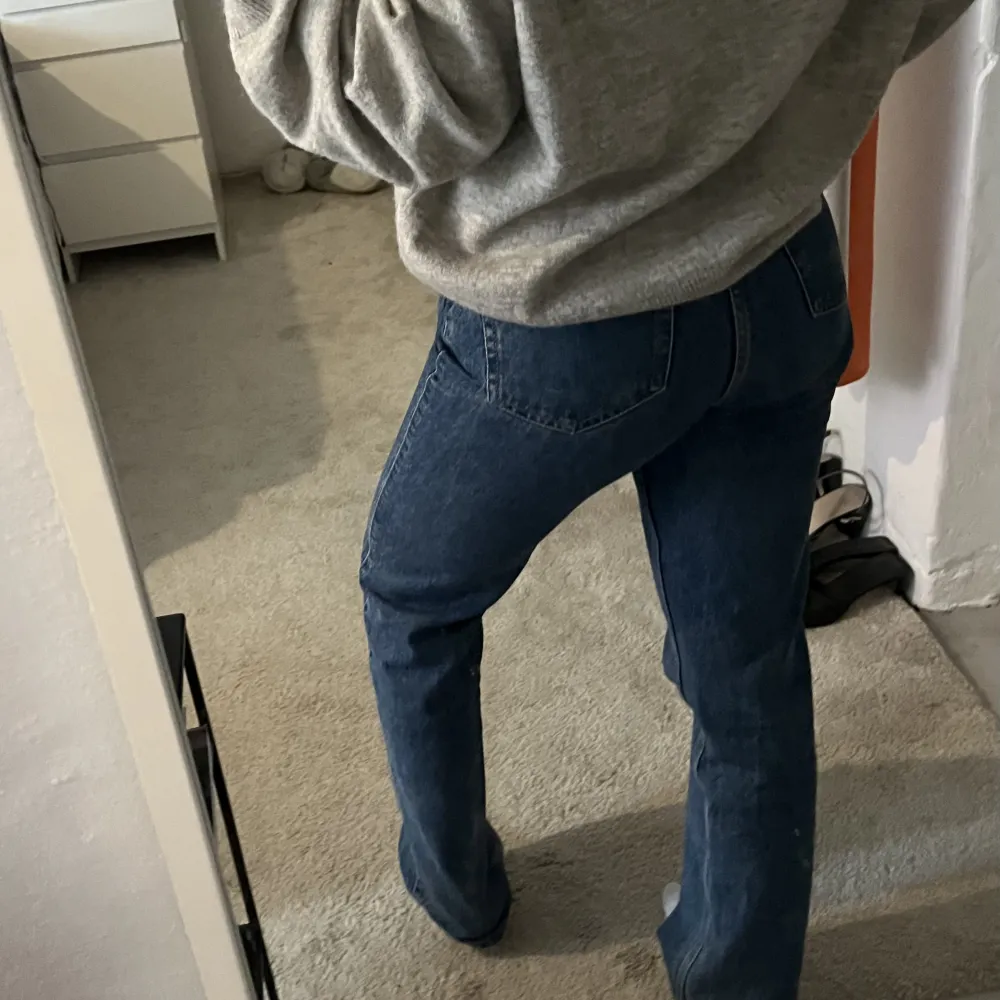 Mörkblå byxor från Weekday i modell Rowe. Jätte snygga dem sitter så bra!! . Jeans & Byxor.