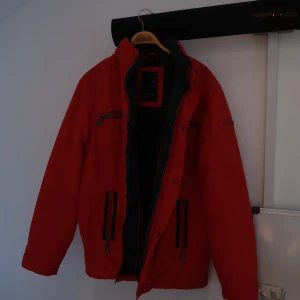 Röd vintage vinterjacka  - En skön vinterjacka! Går att bära som oversized:) köpt för 4000