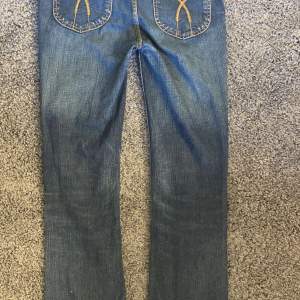 Säljer min jeans i storlek 40. Fint skick med fina fickor! Bootcut. Öppen för prisförslag! Nypris 699  