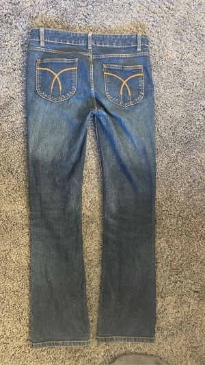 Jeans - Säljer min jeans i storlek 40. Fint skick med fina fickor! Bootcut. Öppen för prisförslag! Nypris 699  