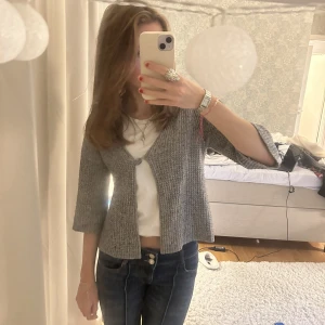 Trekvartsärmad kofta  - grå stickad trekvartsärmad kofta💕🙏😍 så fin!!