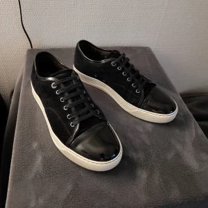Lanvin skor - Svarta Lanvin skor i extremt bra skick! Cond 9,5/10 (se bild 3). Enbart skorna därav det låga priset!