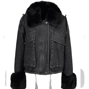 Jacka - Säljer min jeansjacka med foder! Ändast använd några tillfällen förra våren. Inga defekter 🫶obesize men passar mig som är storlek s/m