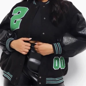 Jacka/varsity jacka - Hej, jag vill sälja min varsity jacka. Har använt den bara en gång tidigare och jag köpte den för 500kr. Anledningen till att jag säljer den är för att jag inte har något att matcha med den. Annars är den helt ny och fräsch. Pris kan diskuteras!