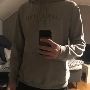 Grå hoodie som är köpt på Carlings. Bra skick i Storlek L