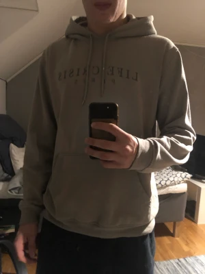 Grå Hoodie Carlings - Grå hoodie som är köpt på Carlings. Bra skick i Storlek L