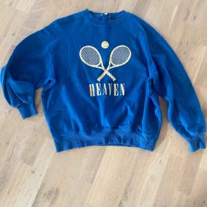 Sweatshirt från Subdued, modell tennisracket, använd endast ett fåtal gånger, mycket gott skick! Stl: One size. Material: Bomull