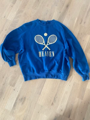 Subdued tröja/sweatshirt - Sweatshirt från Subdued, modell tennisracket, använd endast ett fåtal gånger, mycket gott skick! Stl: One size. Material: Bomull