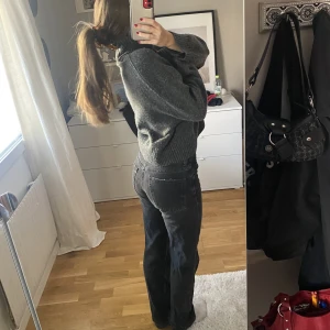 Zara straight jeans - Mörkgrå/ washed black midwaisted zara jeans i rak modell. Använda i ca 1 års tid, därav slitningar längst ned (syns på sista bilden). Jag är 166 cm lång. Hör av dig vid frågor eller funderingar 🫶🏽☺️ 