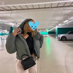 Puffer jacka  - Säljer min fina puffer jacket från Zara, använd högst två gånger därav säljer jag den, inga defekter som ny✨ pris kan diskuteras🤍