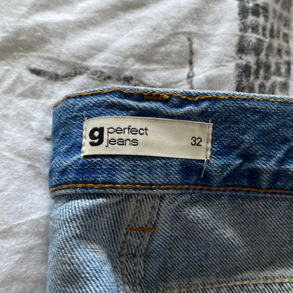 säljer mina loose jeans ifrån gina tricot använda några gånger men är i fint skick. det är storlek 32. och på mig som är lite smal så är dem loose fit. skriv för mer bilder orginalpris: 500kr (KÖPAREN STÅR FÖR FRAKT). Jeans & Byxor.
