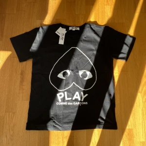 PLAY Comme des GARCONS t-shirt - Jätte fin play t-shirt som bara är testad men den passade inte mig så säljer den nu kan tänka mig gå ner i pris