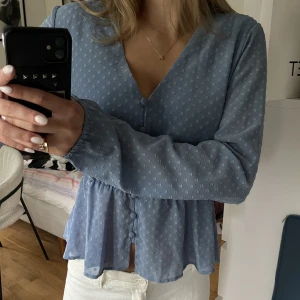 Tröja - Supersnygg blå blus/tröja, bra skick. Nästan oanvänd 