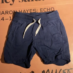 Shorts till barn, stl. 98/104 - Använda men hela och rena. 