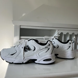 New Balance 530 - Helt oanvända New Balance 530. Super snygga och fräscha. Kan endast posta. Extra skosnöre medföljer. ☺️