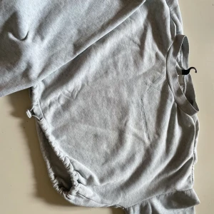 Tröja - Ljusblå tröja med justerbar botten! Ganska luftigt material, perfekt för sommarkvällar!