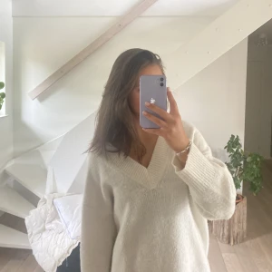 Vit stickad tröja  - Superfin basic vit stickad tröja med v-ringning fram❣️❣️