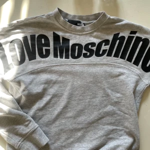Tröja - Moschino tröja, använd 1 gång! Storlek 36 men passar storlek S-L