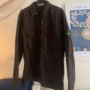 Stone Island Overshirt - Säljer denna SI overshirt storlek L. Använd 3-4 gånger, köpt från Johnells för 3400kr. PM vid mer frågor/bilder