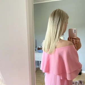 Zara klänning - Rosa klänning från zara med detalj i ryggen, kommer tyvärr inte till användning 