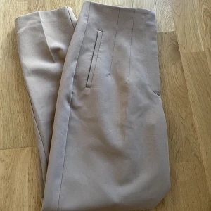 Zara kostymbyxor  - Använd Max 2 gånger ,så det är i fint skick. 