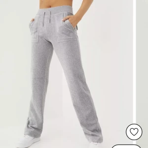 Juicy Couture byxor - Säljer Juicy Couture byxor i färgen grå. Storlek XS, endast använda 2 gånger så helt som nya. 💓💓