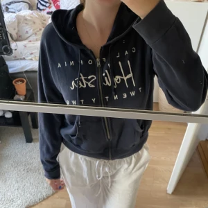 Hollister Zipp-hoodie  - En äkta hollister hoodie med dragkedja, den är lite andvänd och ordinarie priset är 450kr 