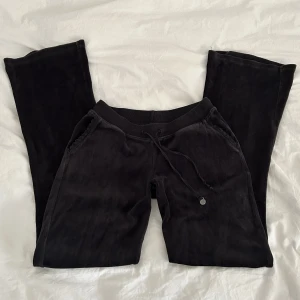 Juicy Couture byxor liknande - Lågmidjade bootcut mjukisbyxor från Odd Molly, fint skick, storlek xs, midjemått 68 cm!❤️säljer en matchande zip-up till denna!