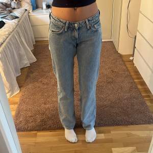 Jeans på Weekday, jätte fina men tyvärr för tajta för mig i midjan, storlek 26/34. Passar bra i längd på mig som är 176. Använda 1 gång. Pris kan diskuteras.