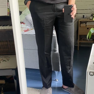 Svarta kostymbyxor - Svarta kostymbyxor, något noppriga annars bra skick, skriv för fler frågor!