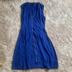 Marinblå sommarklänning - Säljer min fina blåa klänning. Skön och snygg urringning 