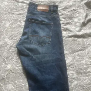 Boss jeans i storlek 32, knappt använda då dom var lite för stora för mig