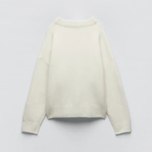 Vit stickad tröja - Ifrån zara, aldrig använd. Köptes för 799 kr. Köp direkt för 350!!