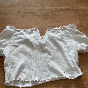 Vit top - En fin topp i nyskick inga fläckar eller liknande köparen står för frakten 💗