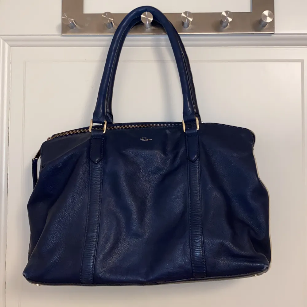 Rymlig marinblå handväska i läder från rizzo. 🤍. Väskor.