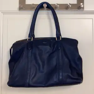 Rymlig marinblå handväska i läder från rizzo. 🤍