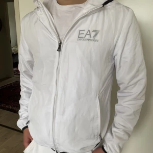 Ea7 vindjacka - En fin emporio Armani vindjacka i strlk Xs passar s!💕