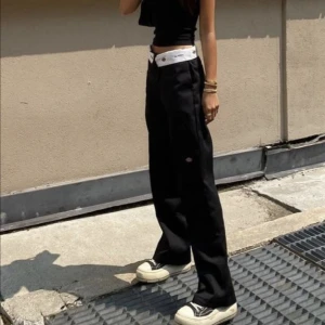 Dickies byxor - Säljer mina svarta Dickies 874 byxor då de inte passar. De är i storlek W33/L32 och är använda fåtal gånger🥰