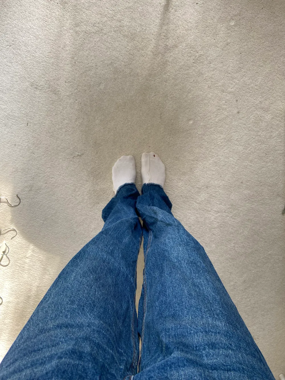 Blåa jeans från asos! Avklippta, passar någon runt 180cm men går att klippa av mer! Sparsamt använda, tveka inte att höra av dig vid frågor!💕💕. Jeans & Byxor.
