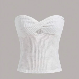 Vitt topp - Stickad topp som sitter skit snyggt! Säljer pågrund av att den inte kommer till användning längre. 