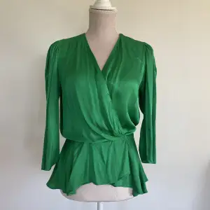 Emerald grön saten peplum blus från Zara