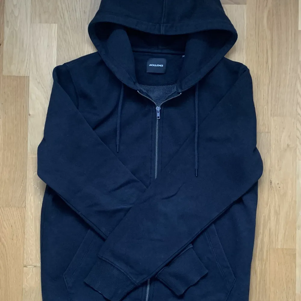 Zip-up hoodie från Jack & Jones i färgen svart (ser marinblå ut på bilden). Perfekt passform och i mycket bra skick (inte ofta använd).. Hoodies.