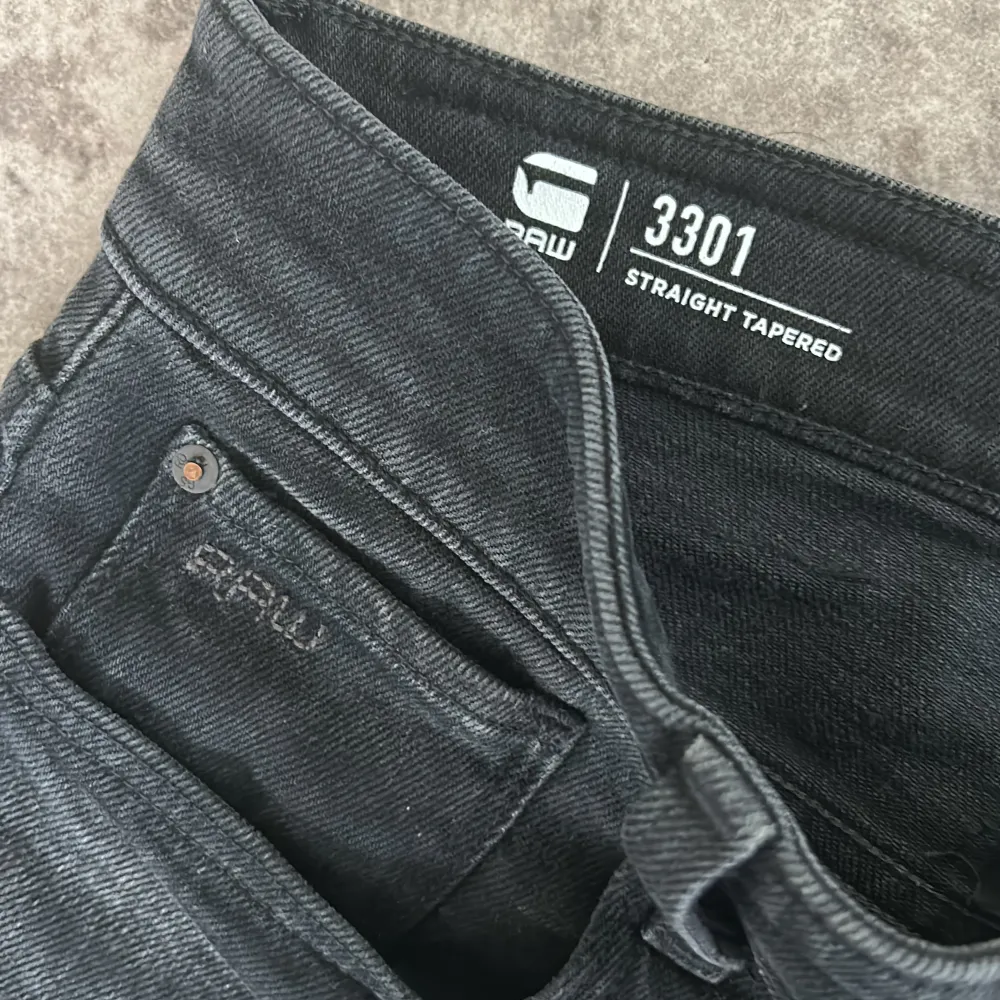 Svarta g-star jeans med black label skick 8/10 då d fint slitars vid bakfickan men inget som syns Ny pris 1300. Jeans & Byxor.