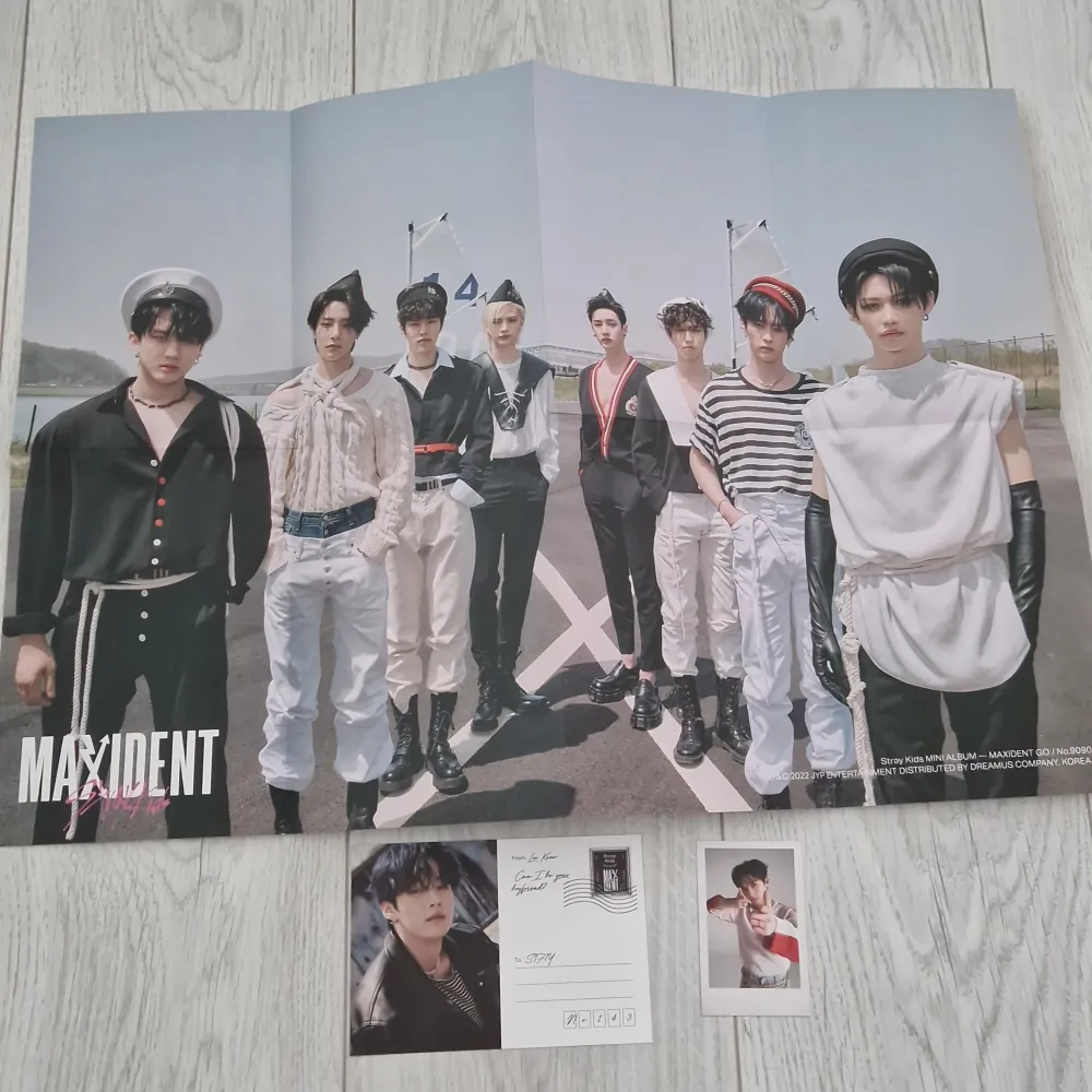 Stray Kids Maxident Limited Edition 1 Photobook 1 Cd 1 Lyricspaper 2 Photocards 1 Mini Poster 1 Postcard 1 Sticker 4 - Cut Photo 1 Photo Pack 1 Folded Poster   . Övrigt.