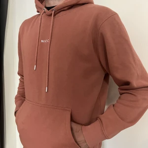 Hoodie - Nicce  - Hoodie från Nicce i storlek M. Fint skick och begränsat använd. Färg korall/Cedarwood